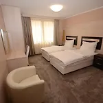 Plaza Aparthotel 4*