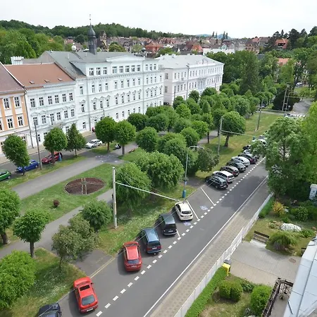 特普利莱广场酒店 4*