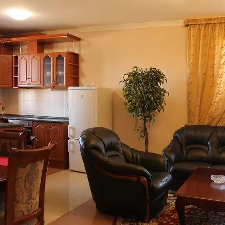 特普利莱广场酒店 4*