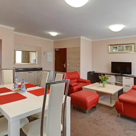 Plaza Aparthotel 4*